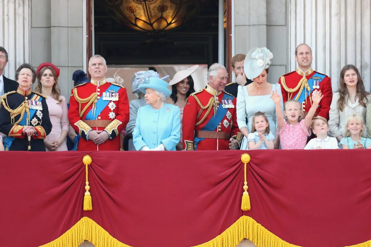 Royal assent это человек. Kate middleton and prince william. Семья королевы елизаветы 2. Новости большой королевской семьи. Принц уильям виндзор и кейт миддлтон.
