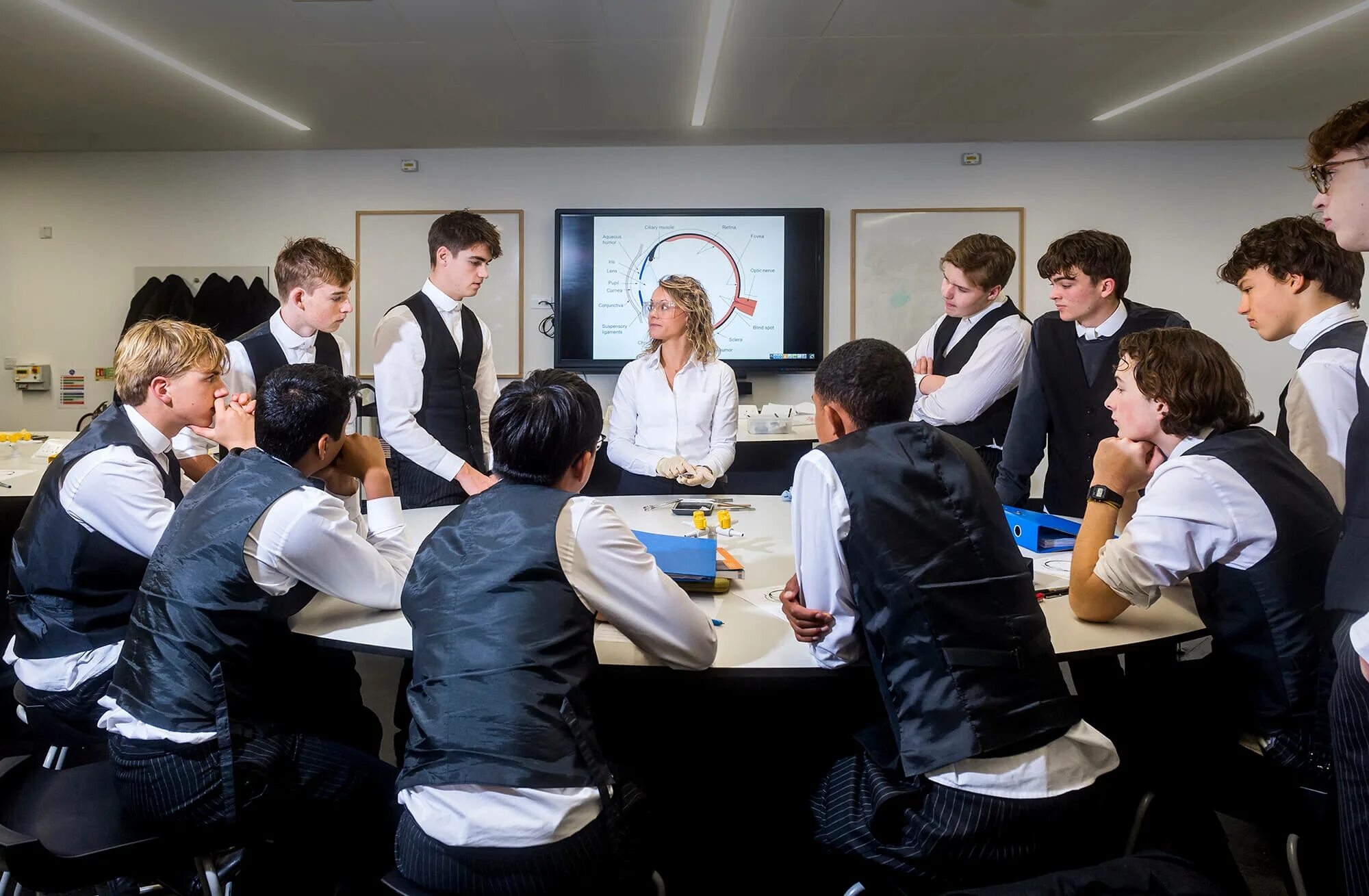 ученики средней школы в англии. средние школы англии (secondary school). образование в университете англии. кембридж университет ученики. профессиональное образование в великобритании.