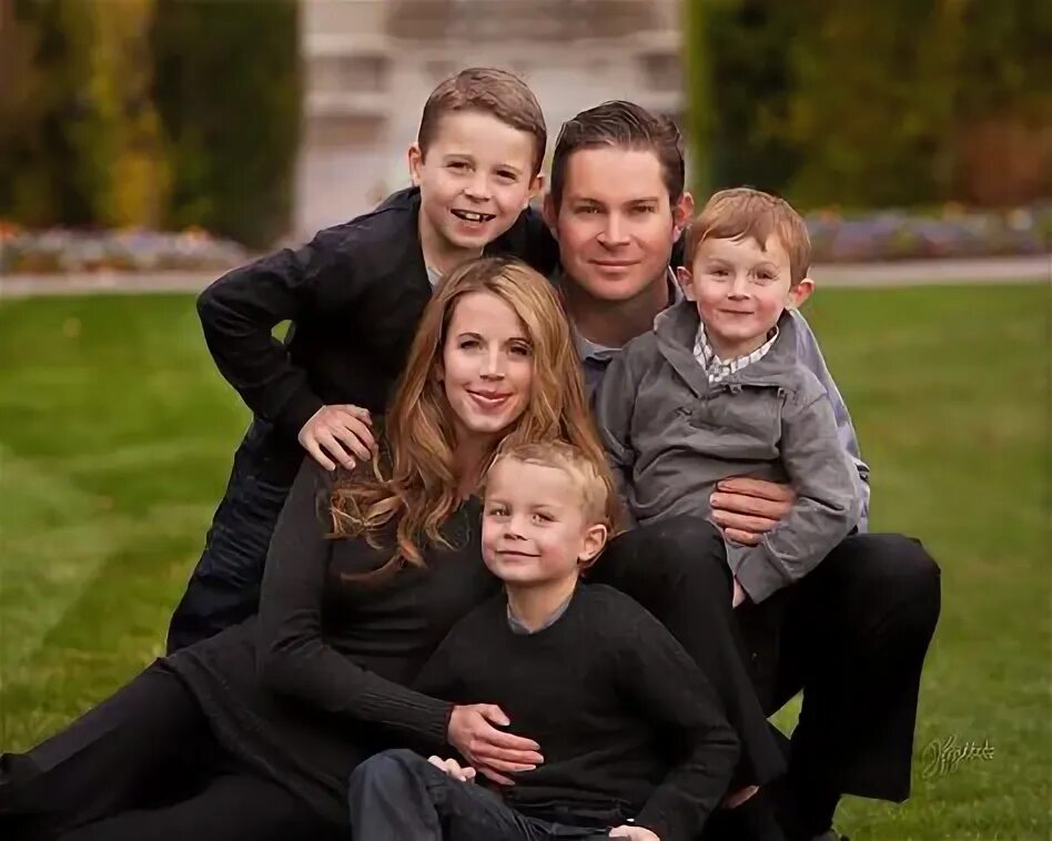 Family Photography poses family, Family portrait poses, Family photoshoot