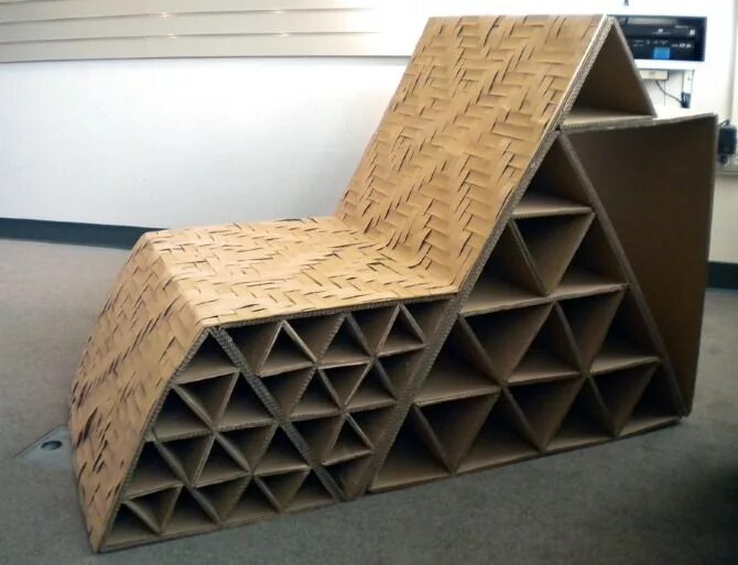 Портативная скамейка из картона. Мебель из картона. оригинальная мебель из картона. мебель из сотового картона. картонные скамейки.