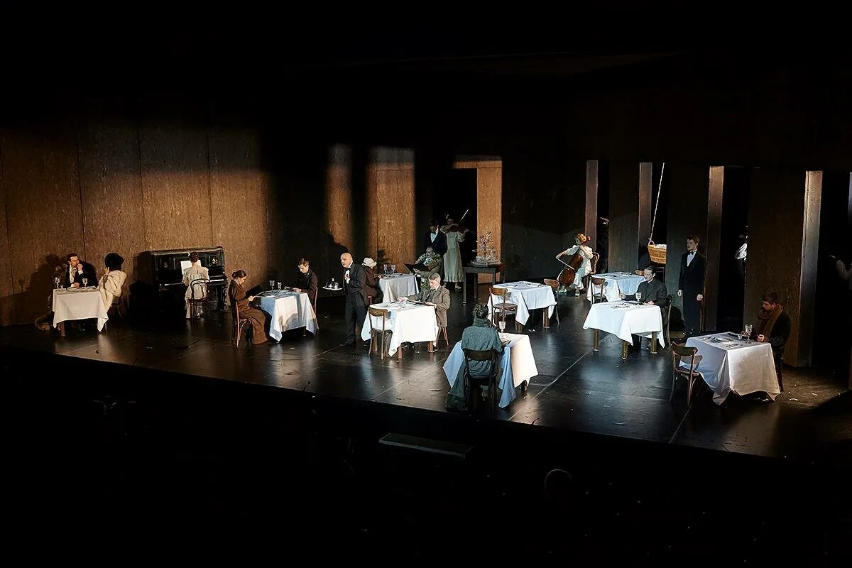 Ресторан с посетителями. Человек из ресторана содержание. Французские рестораны с людьми. Столовый этикет. Бизнесмен в ресторане.