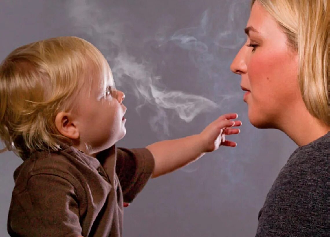 Пассивное курение. Курящие родители и дети. Пассивное курение детей. Вредные привычки родителей.