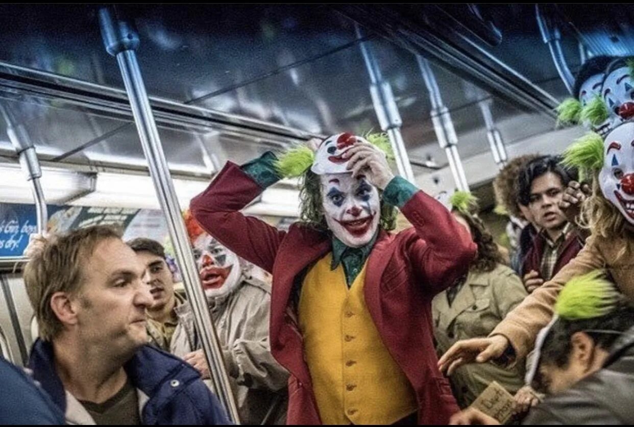 Джокер выход в россии. Хоакин Феникс Джокер. Джокер Хоакин Феникс в метро.