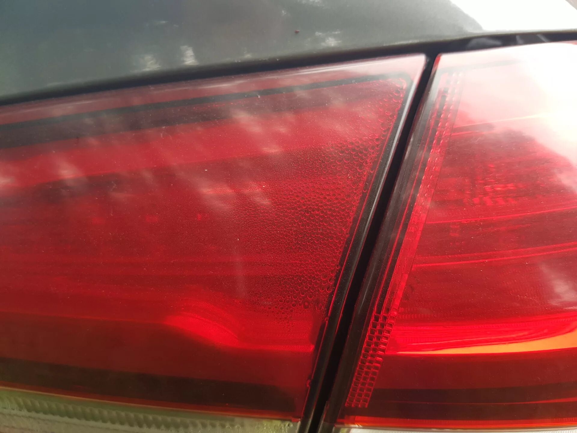 Вода в задних фонарях. Вода в задних фонарях. Лампочки задних фонарей шевроле кобальт. Задняя левая фара на фольксваген гольф 5. Вода в задних фонарях.