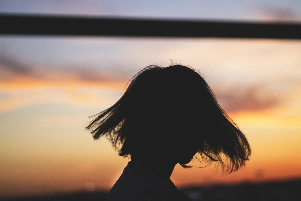 Девушка с короткой стрижкой со спины. Девушка со спины брюнетка с короткими волосами. Оксана левыкина. Девушка с короткими волосами со спины. Силуэт девушки с короткой стрижкой.