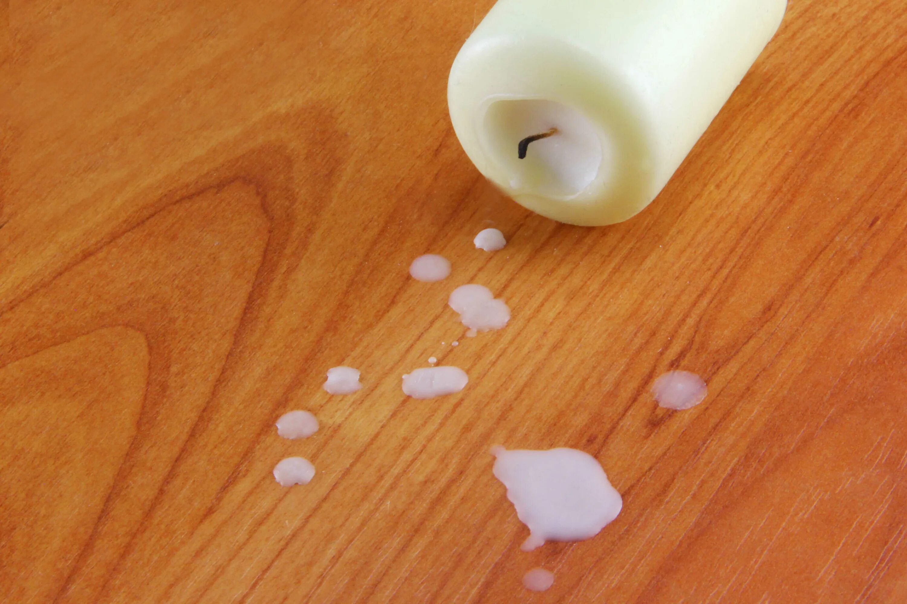 Воск сера. Капающий воск. воск от свечи на мебели. пятна воска. капли воска.