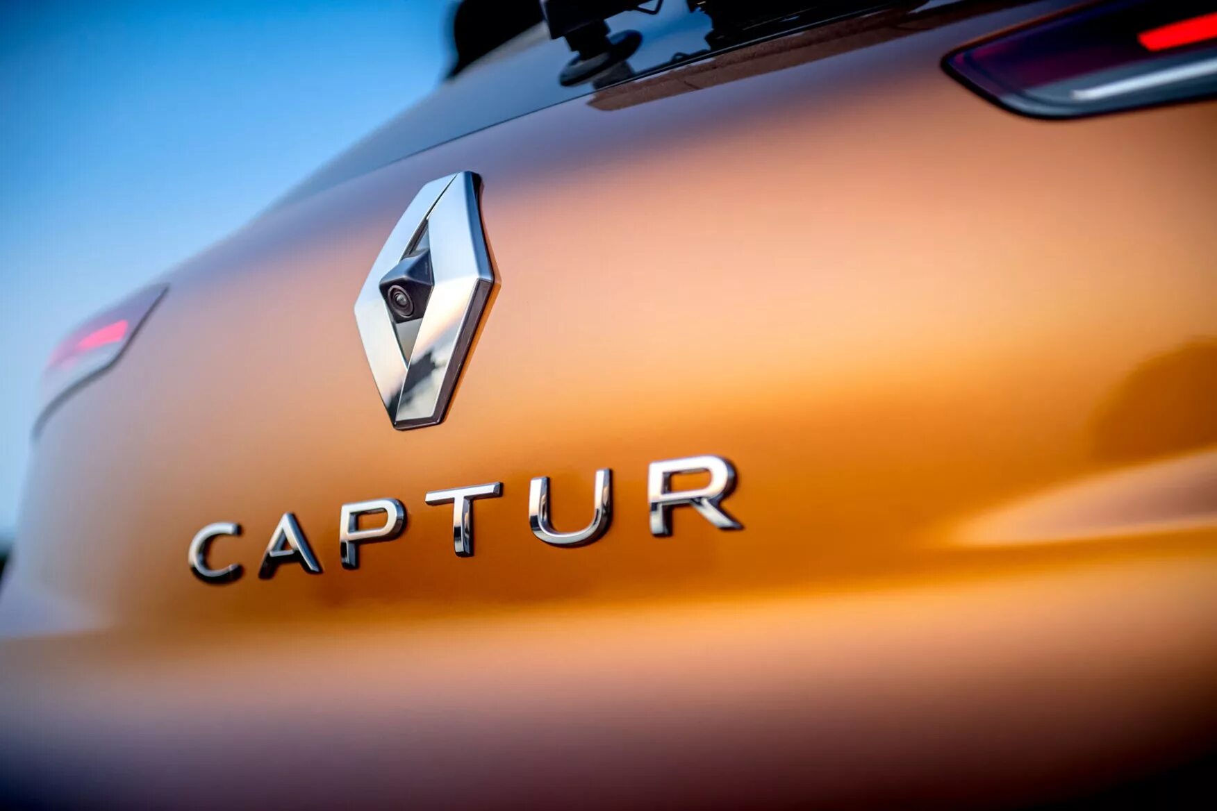 Renault captur сити драйв. Каптюр надпись. Рено каптур шильдик. Эмблема рено каптур. Renault captur шильдик.