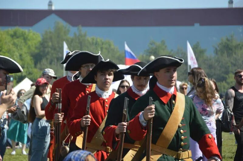 День хороводов на дворцовой. Митинги в спб 23 января. Экскурсия по крышам санкт-петербурга 2022 фото. Мероприятия в петербурге 18. Калининград туристы.