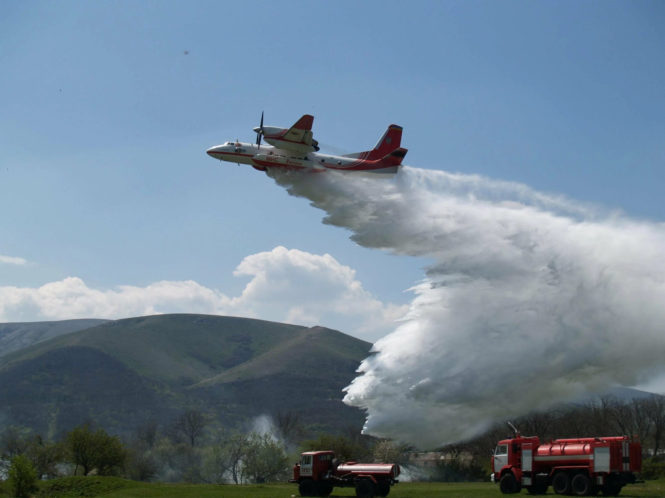 В каком году появились пожарные самолеты. Самолёт для тушения лесных пожаров. Тушение лесных пожаров с воздуха. Пожарный самолет. Пожарные самолеты России.