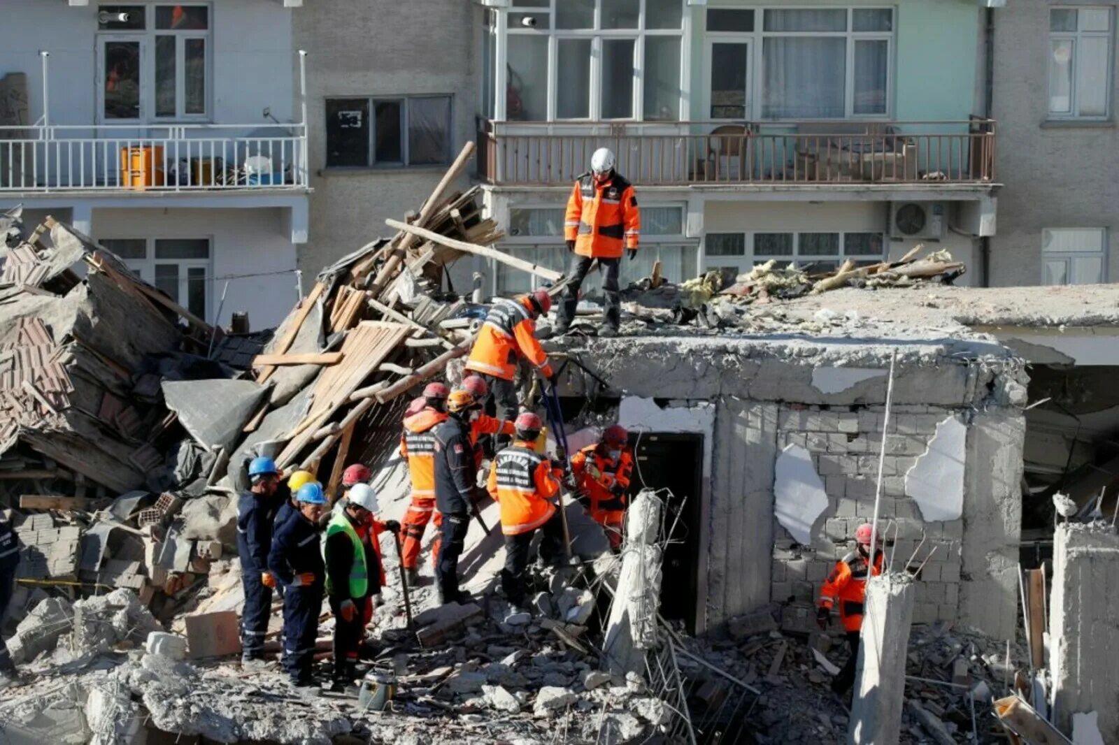 Землетрясение сегодня в сша последнее. Землетрясение в Турции сейчас 2020. Землетрясение в Турции 1999. Землетрясение в Турции 2023. Измит Турция 1999 землетрясение.