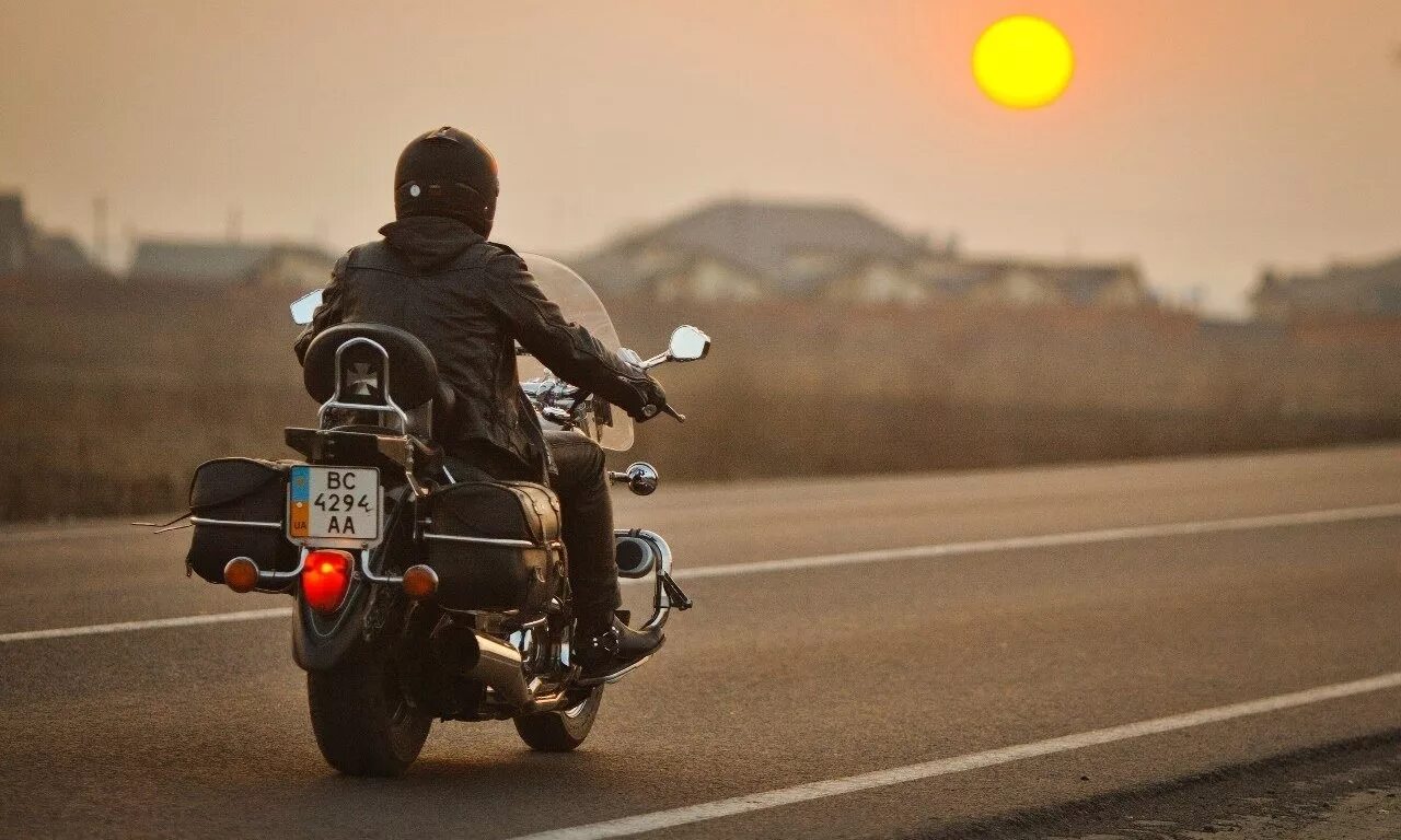 Мотоцикл на закате. Мотоциклист на закате. Мотоцикл для путешествий. Байкер на закате.