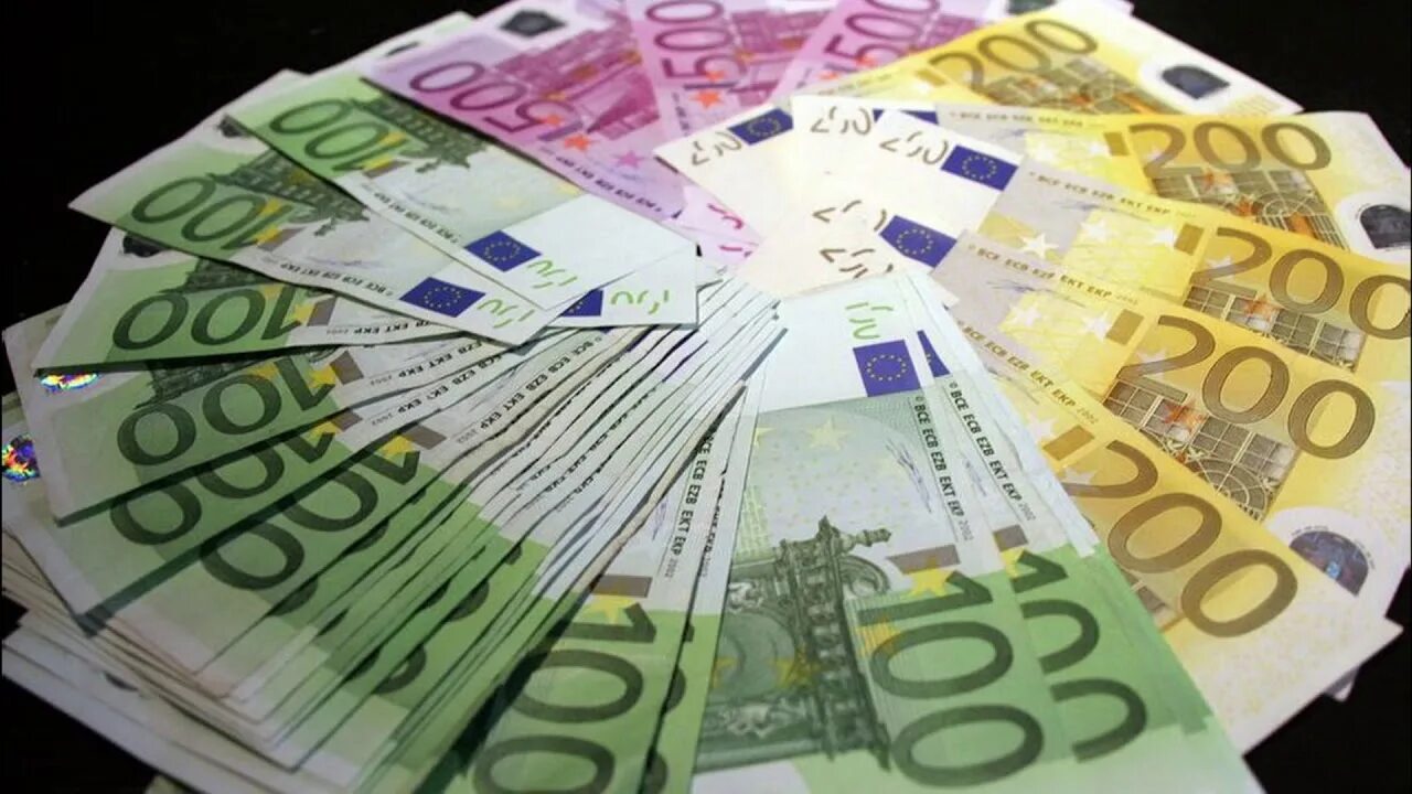 Пачки евро на столе. 1000 Евро. Купюры евро на столе. Тысяча евро фото.