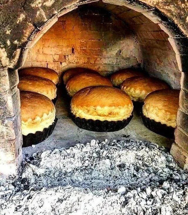 Хлеб в русской печке. Хлебушек печь. Хлебушек печь. Хлеб в русской печке. Круглый хлеб.