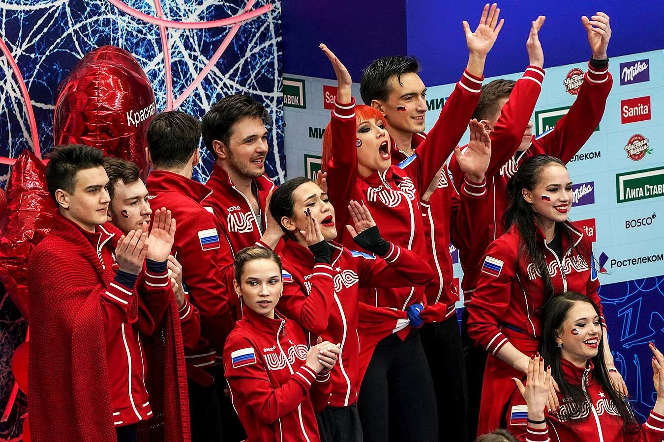 Чемпионат 1 канала россия. Медведева и Загитова Кубок первого канала. Команда Загитовой и команда Медведевой. Кубок первого канала команда Медведевой.