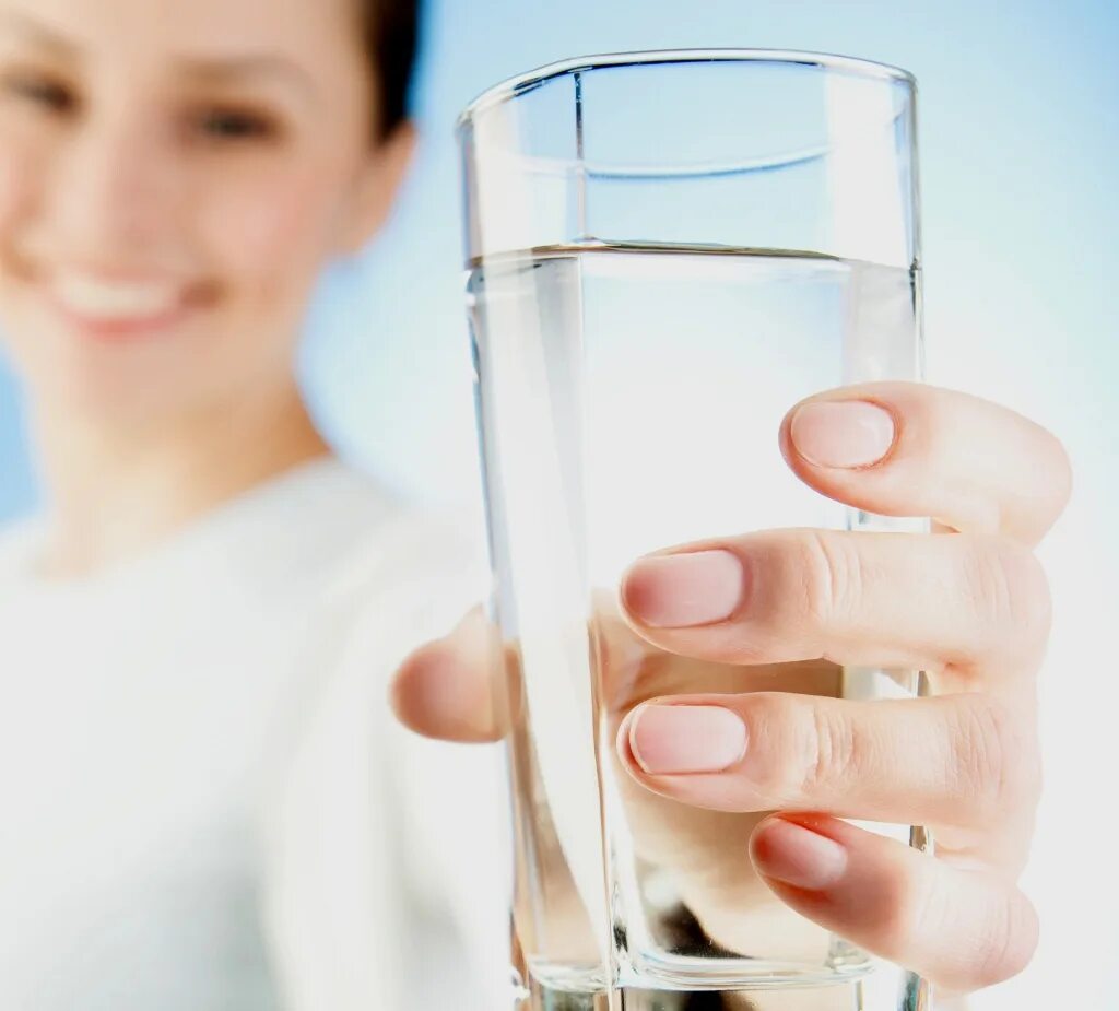 Бензин и вода в стакане. Стакан воды. Питьевая вода. Питье воды. Пьет стакан воды.