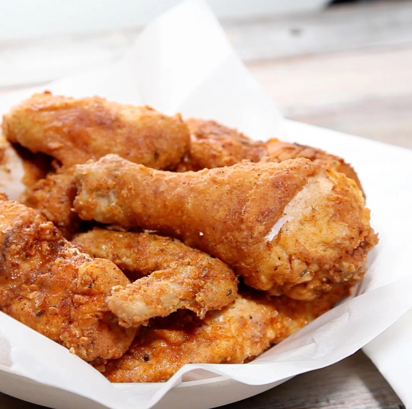 Яннем чикен. Курочка в панировке. Крылышки в панировке кфс. Chicken lib. Острые крылышки фото.