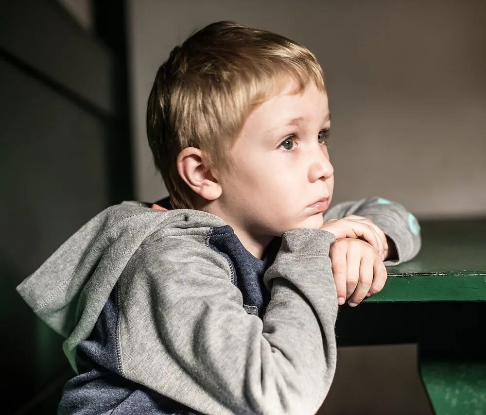 забывающиеся дети. брошенные маленькие дети. милые люди. несчастливый ребенок.