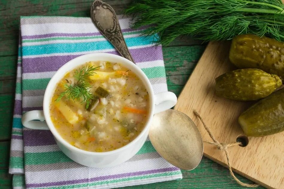 Маринованные огурцы можно в рассольник. Солёные огурцы. Маринованные огурцы можно в рассольник. Рассольник на зиму с перловкой и солеными огурцами. Маринованные огурцы с морковью.