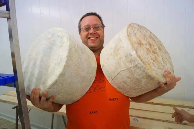 Самая большая головка сыра. Огромный круглый сыр. Самая большая сырная голова. Самый большой кусок сыра.