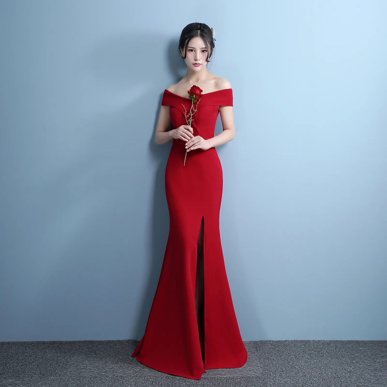 красный длинный и стоит. платье jovani красное. шикарные вечерние платья в пол. красное платье в пол. фотосессия в красном платье на улице.