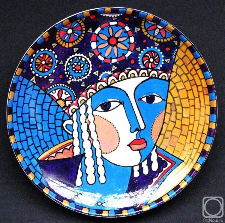Портрет тарелка. Тарелки с изображением девушки. Девушка в кокошнике с тарелкой. Картина из тарелок.