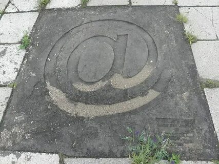 Памятник символу