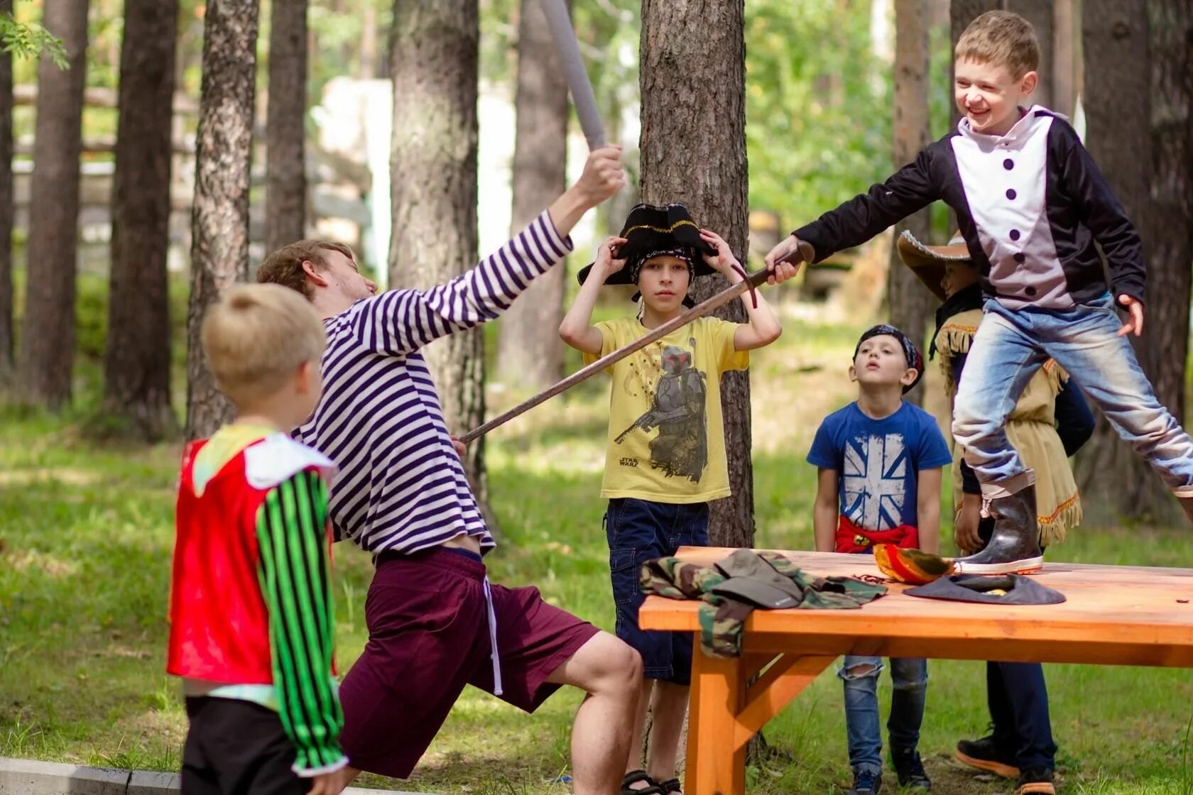 Игры для детей в лагере 7 12. Детский праздник на природе. Праздник на природе для детей. Квесты для детей. Тимбилдинг для детей на природе.