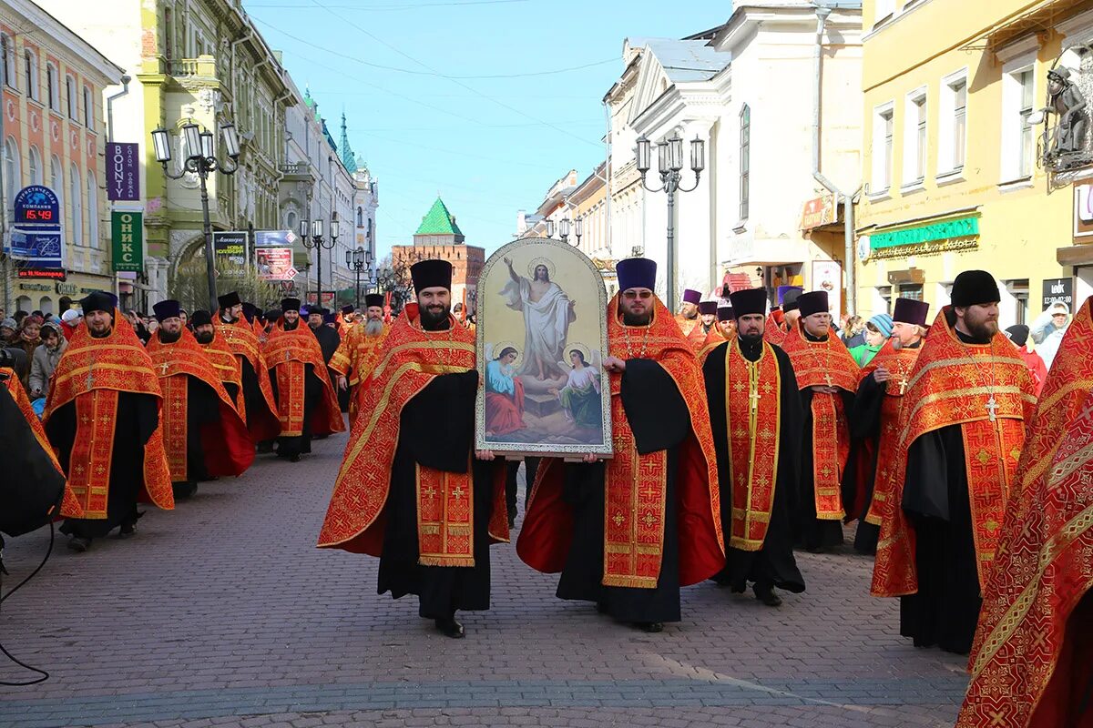 Крестный ход в нижнем новгороде. Пасхальный крестный ход фото. Носовая полость строение кости. Нижние ходы. Подвал нижегородского кремля.