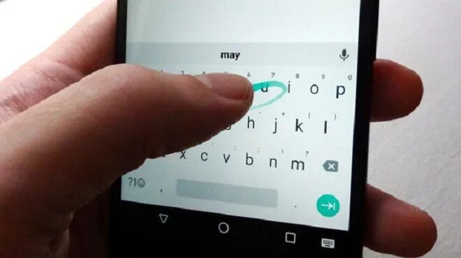 Телефон печатать. Набор текста на смартфоне. Смартфон блэкберри с клавиатурой. Еда на клавиатуре. Data entry services.
