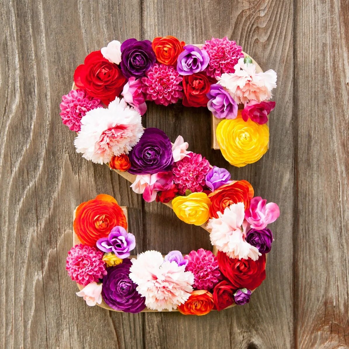 Флористические буквы. Буквы украшенные цветами. Цифра 8 из цветов объемная. Объемная восьмерка из салфеток. Цифры из цветов.