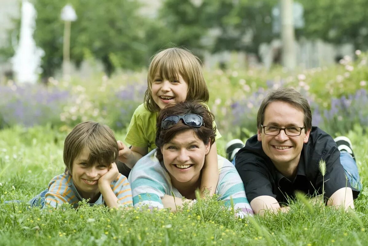 Chem family. Счастливые дети и взрослые. Фотография семьи. Родители и дети. Родители с детьми на природе.