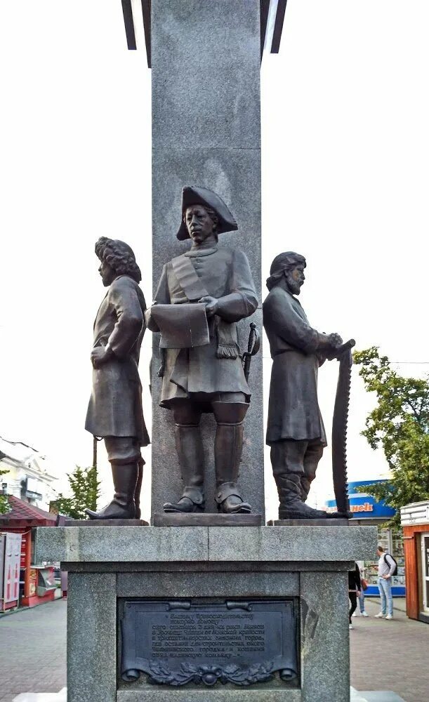 Памятник основателям города на кировке челябинск. Основатель челябинска. Основатель челябинска. Памятник основателям челябинска. Памятник основателю челябинск кировка.