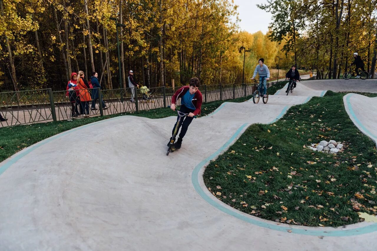 Парк битца площадка. Прогулка на природе. Кашкадан уфа 2022. Филевский парк набережная. Летние прогулки.