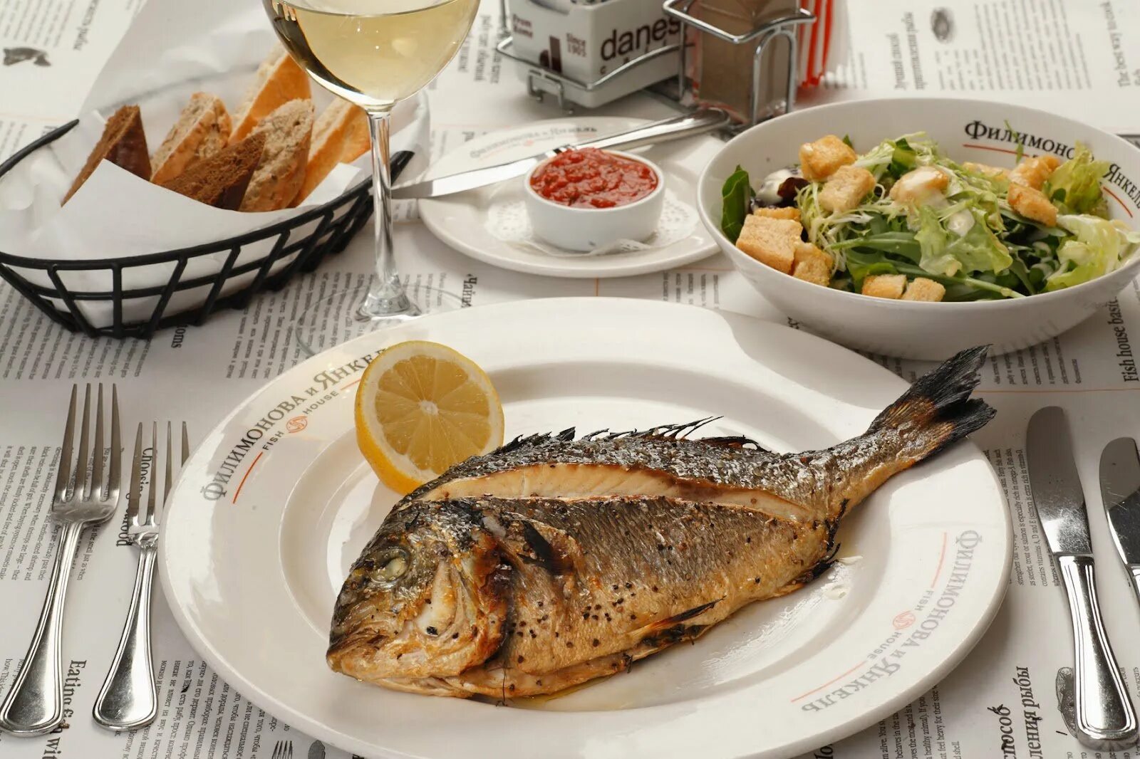 Рыбные блюда. Рыбный ужин. Рыбный стол. Блюдо "рыба".