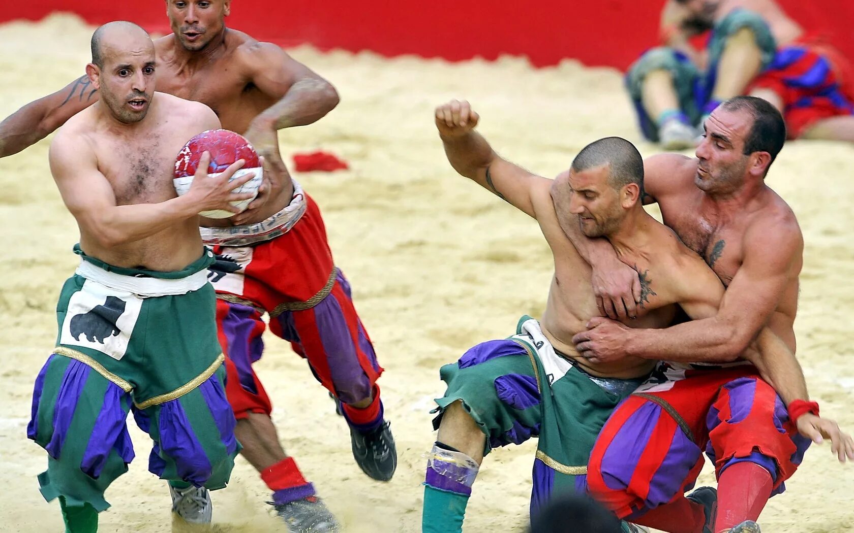 Флорентийский кальчо. Кальчо Флоренция. Calcio storico Fiorentino Флорентийский исторический Кальчио. Кальчо Италия. Самая жесткая группа