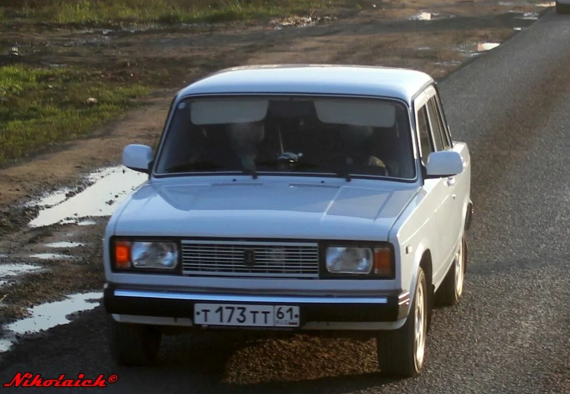 Ваз 2105 вишневая рейлинги. Ваз 2105 2011 года белая. Ваз 2105 1988 года. Белая лада ваз 2105. Ваз 21053 белый.