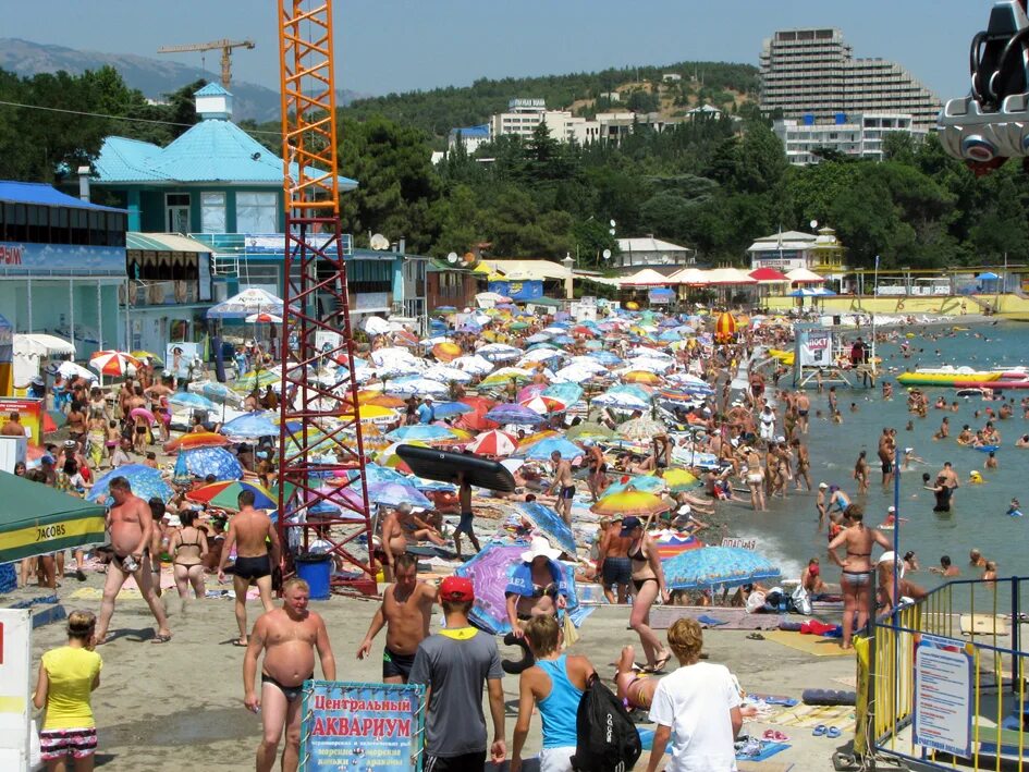 Алушта восточная набережная. Крым пляж ласковый берег алушта. Пляжи алушты 2022. Профессорский пляж алушта. Алушта, aluşta.