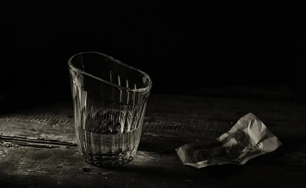 Автор стакан воды 5 букв. Натюрморт с граненым стаканом. Граненый стакан. Натюрморт со стаканом. Разбитый граненый стакан.