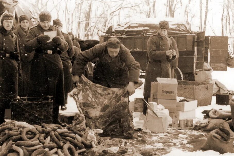 Работники мясокомбината в годы войны улан удэ. Товары в военное время. Улан-удэ ссср мясокомбинат. Блокада паек блокадного ленинграда. Кондитерская фабрика "бабаевская" в годы войны.
