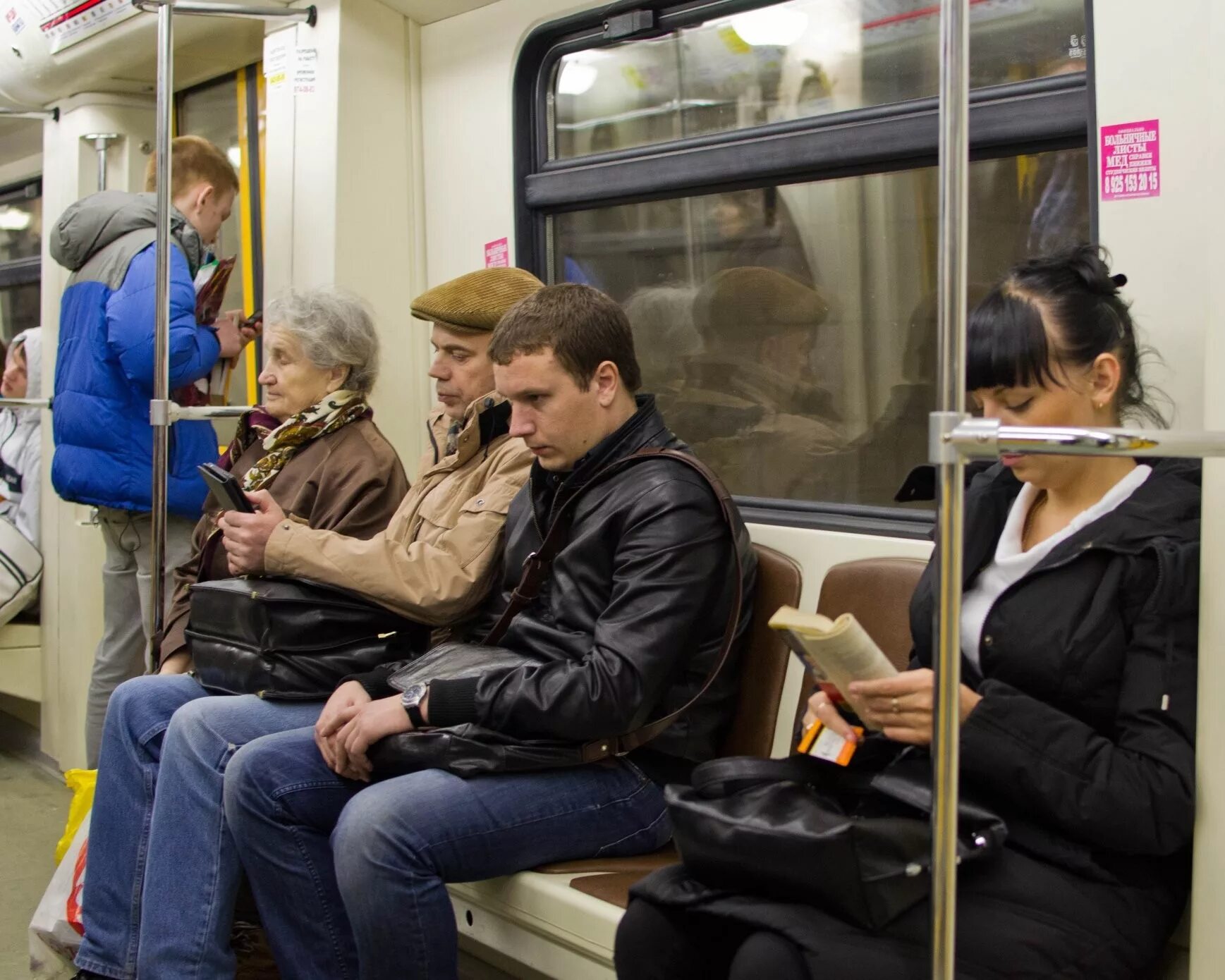 2014 год в метро. Люди в метро. K.lbdvtnhj. Люди в Московском метро. Люди в метро Москвы.