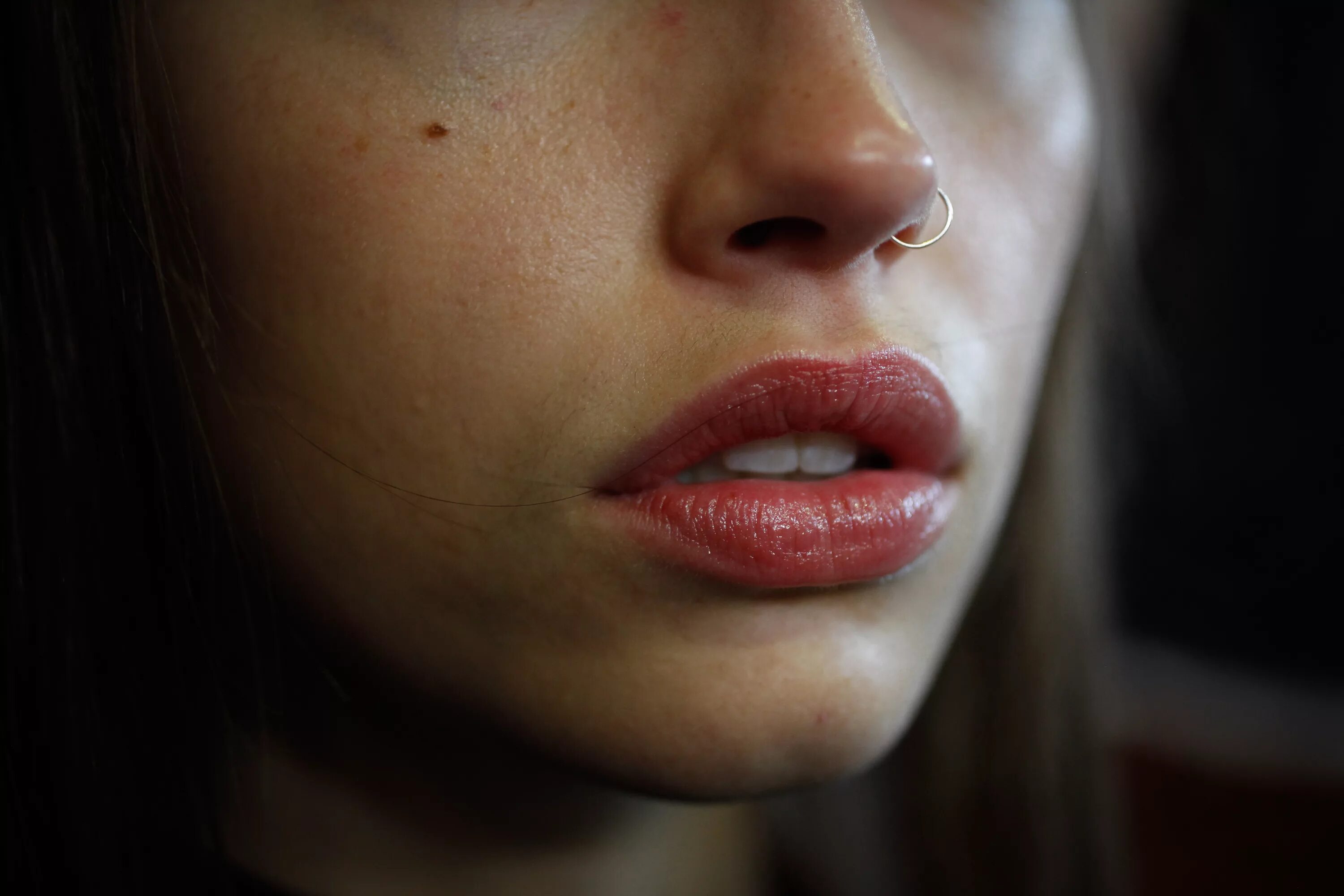 девушка с приоткрытыми губами. девушка с открытым ртом. красивые естественные губы. губы сбоку. девушка приоткрывает рот.