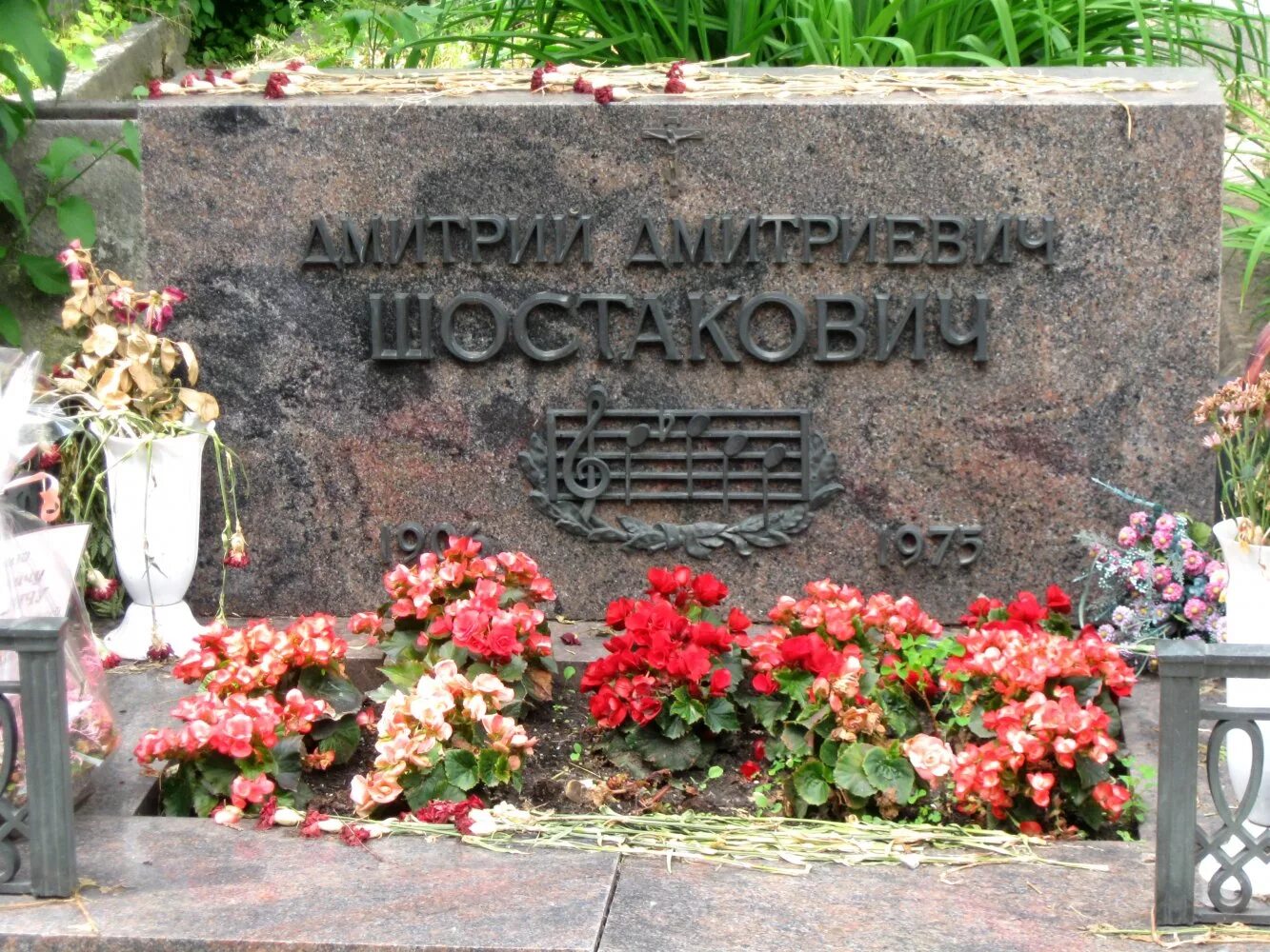 дмитрий шостакович могила. тихвинское кладбище александро-невской лавры мусоргский. где похоронен композитор. могила скрябина композитора на новодевичьем. памятник градовой могила екатерины.