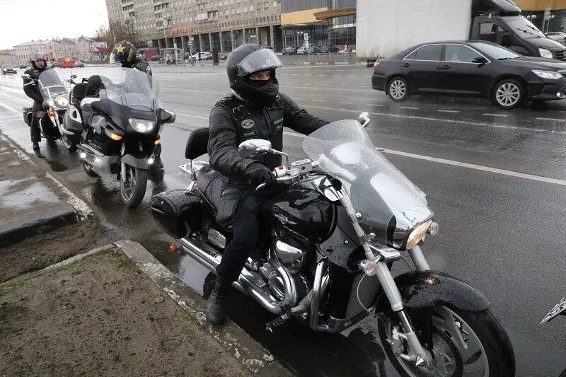 Открытие мотосезона в москве в 2024 году. Мотоциклист байкер. День мотоциклистки. Мотоциклист без мотоцикла.