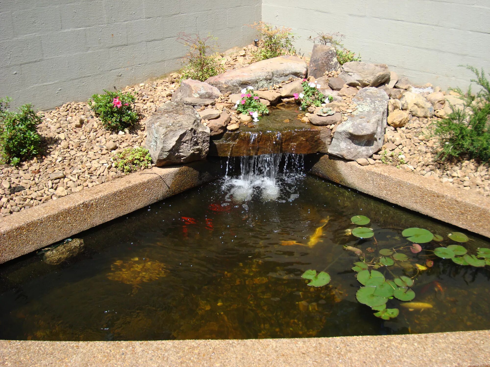 Угловой пруд с водопадом. Уголок в саду с прудом. Альпийская горка с биоплато. Пруд в углу. Декоративный водопад на участке.