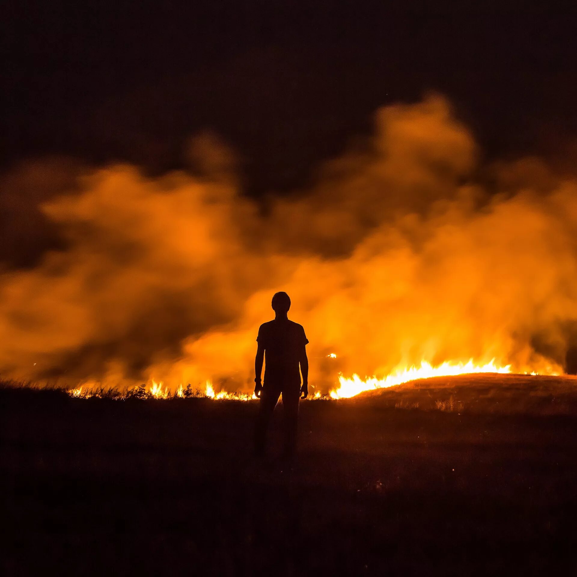 Вдали горит. Человек на фоне огня. Поле в огне. Пожар в поле. Чел на фоне пожара.