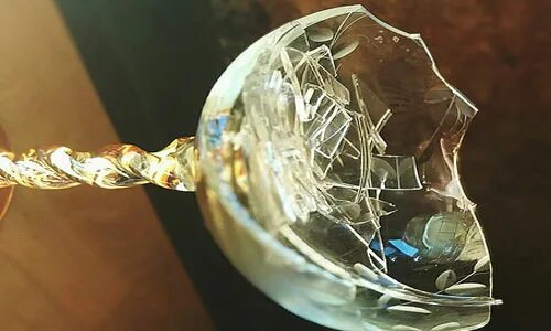 Разбитые фужеры. Разбитая чашка. К чему снятся разбитые бокалы. Разбитые стаканы. Битая посуда.