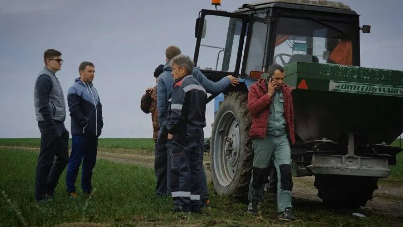 Несовхоз13 ютуб. Колхозник на тракторе. Фермеры село. Несовхоз. Комбайн 02 регион.