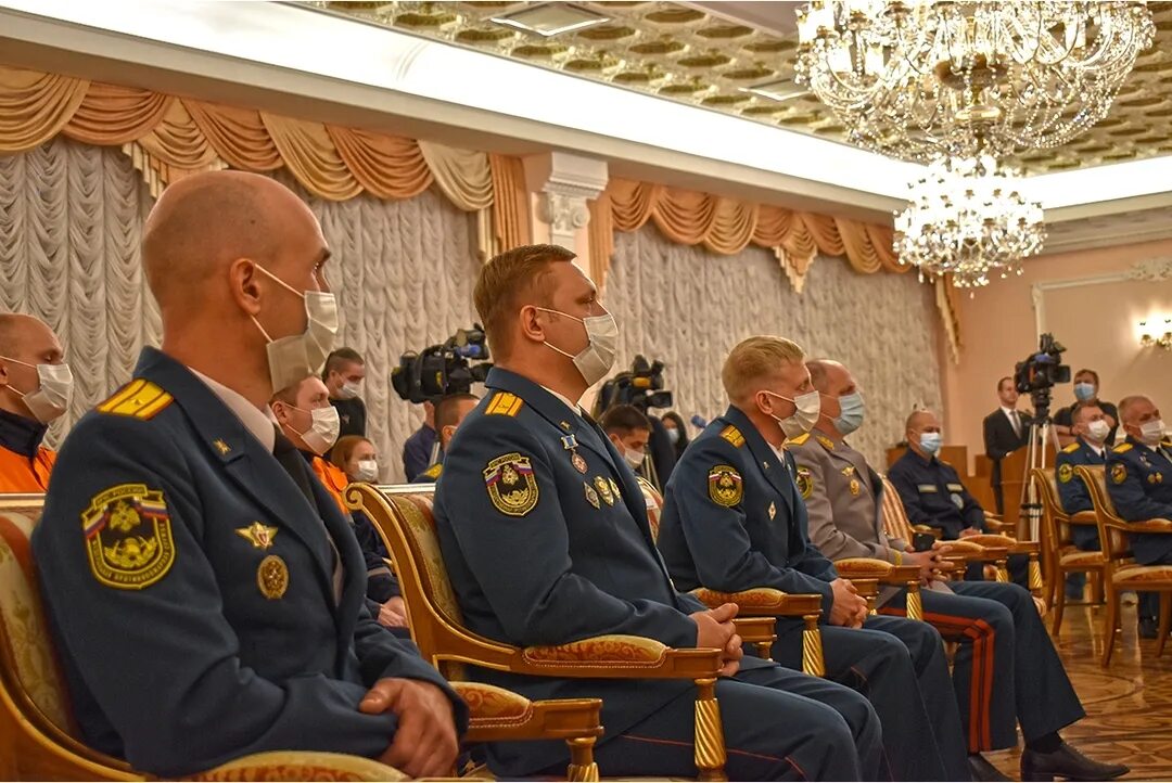 Награждение спасателей мчс. Лисин игорь николаевич мчс красноярск. Награждение мчс. Награждение сотрудников мчс. Награды спасателей мчс.