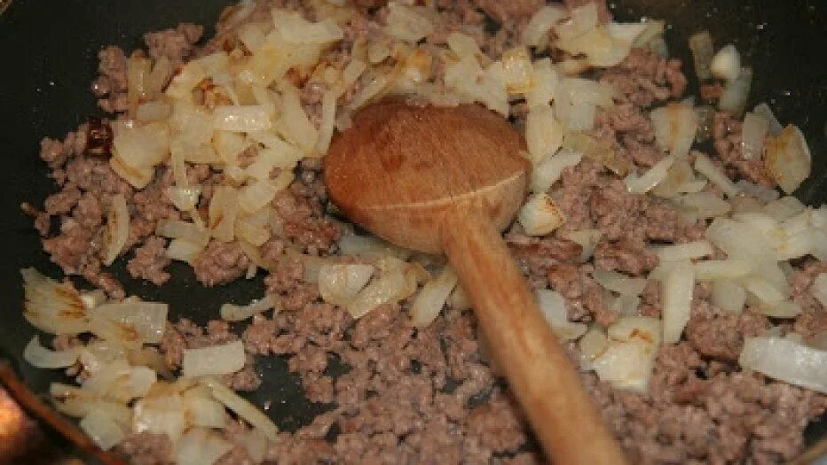 Как пожарить фарш с луком. Картошка с фаршем на сковороде. обжаренный фарш с луком. жареная картошка с фаршем на сковороде с луком. жареная картошка с фаршем и луком.