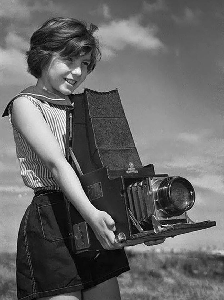 Ретро винтаж юные. Фотосессия с ретро фотоаппаратом. фотограф со старинным фотоаппаратом. ретро снимки. советский фотограф.